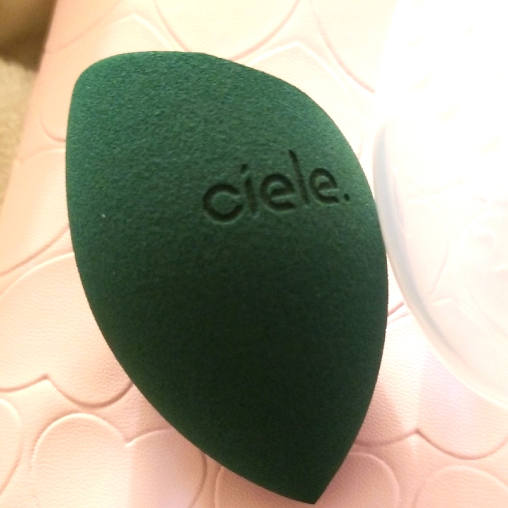 4/25 bundle item. Cíele Sponge With Travel Case
